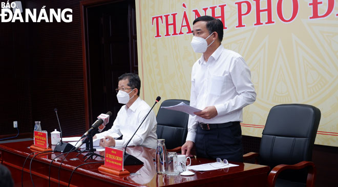 Municipal Peoples Committee Chairman Le Trung Chinh (right) calling on officials to continue vigilance to mitigate COVID-19 spread as the city still faces a high risk of resurging coronavirus infections. Photo: PHAN CHUNG