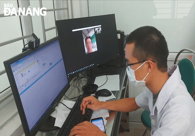 Bác sĩ Bệnh viện Tâm thần Đà Nẵng đang kê toa thuốc trực tuyến cho bệnh nhân. Ảnh: NNCC