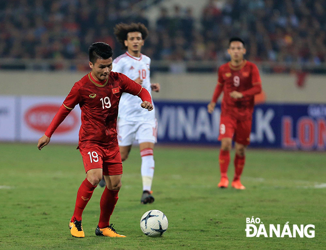 Quang Hải (áo đỏ, số 19) được trang chủ của AFC đánh giá rất cao trong vai trò dẫn dắt lối chơi của đội tuyển Việt Nam.  ảnh ĐỨC CƯỜNG