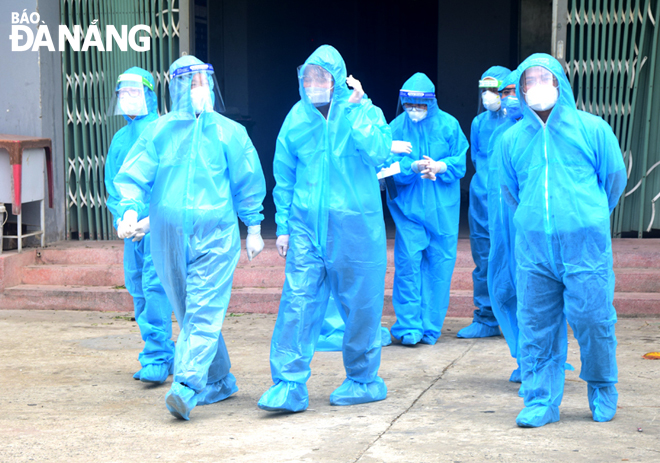  Da Nang Party Committee Secretary Nguyen Van Quang (second, left) inspects the implementation of COVID-19 prevention and control regulations at E2 Hoa Xuan apartment building, August 31, 2021. Photo: TRONG HUY