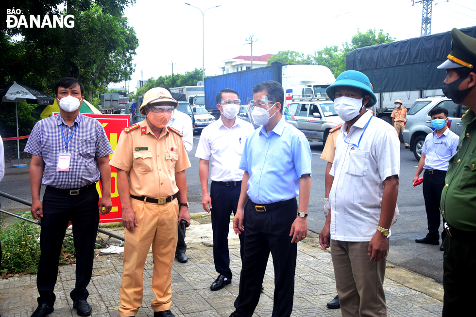 Da Nang Party Committee Secretary Nguyen Van Quang (third, right) inspects the operation of the C5 Hoa Phuoc checkpoint, August 31, 2021. Photo: TRONG HUY