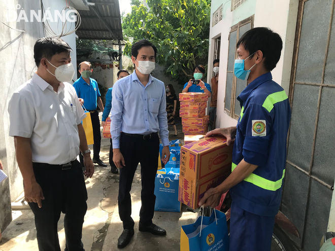 Phó Bí thư Thường trực Thành ủy Lương Nguyễn Minh Triết (đầu tiên, bên trái) động viên người lao động tại một dãy nhà trọ thuộc tổ 30, phường Hòa Thọ Tây (quận Cẩm Lệ). Ảnh: M.QUẾ