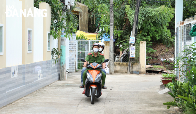 Da Nang Police have increased patrolling for supervision in long, narrow alleys citywide. Photo: NGOC PHU