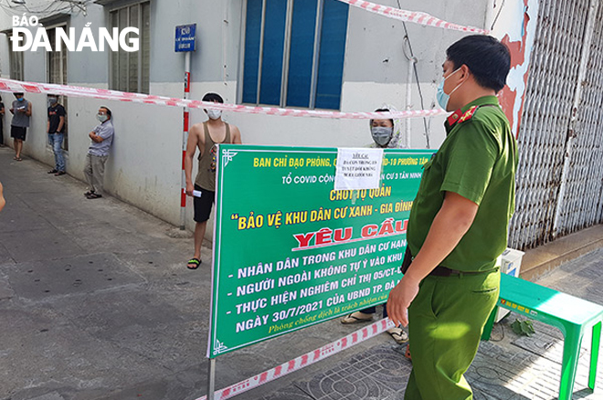 Police of Tan Chinh Ward supervise the conduction of mass COVID-19 testing in alleys. Photo: HC