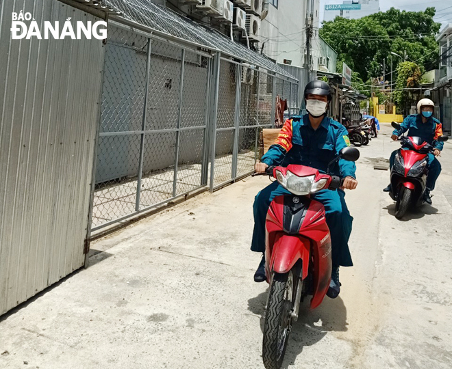  Functional forces of An Hai Bac Ward, Son Tra District pay patrols in every single small alley in a residential area. Photo courtesy of An Hai Bac Ward Police.