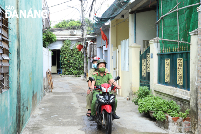 Police and civil defense in Hoa An Ward, Cam Le District put control over residential areas. Photo: NGOC PHU.