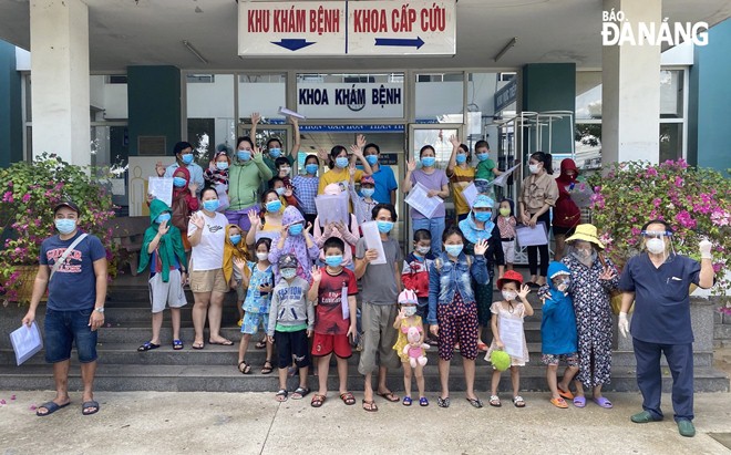 The recoveries pose for a photograph before they leave the Hoa Vang District Health Center on Tuesday, August 31. Photo: T.D