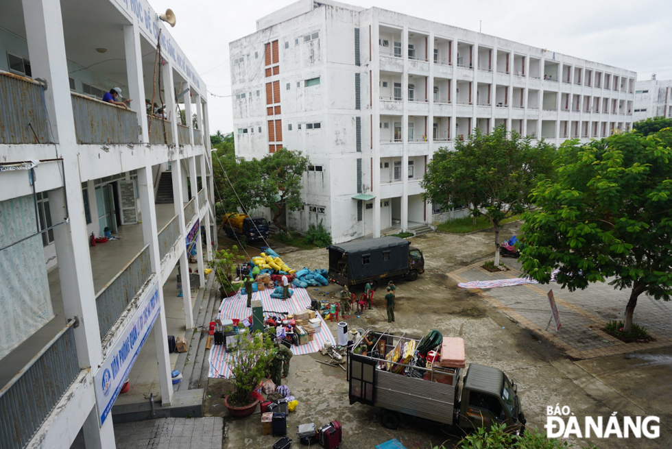 According to Captain Phan Minh Vuong, Deputy Head of the Engineer Company under the municipal Military High Command, officers and soldiers participated in the cleanup of the student hall of residence at 8 Ha Van Tinh, Hoa Khanh Nam Ward, Lien Chieu District from August 27 to August 31 to promptly hand over the clean premise for the establishment of the new field hospital.