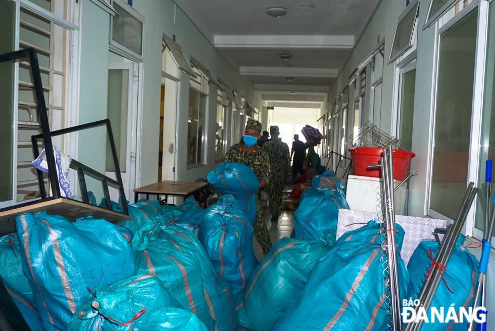 Soldiers race against time to complete the cleaning, move a large number of items and goods from rooms at the student hall of residence.