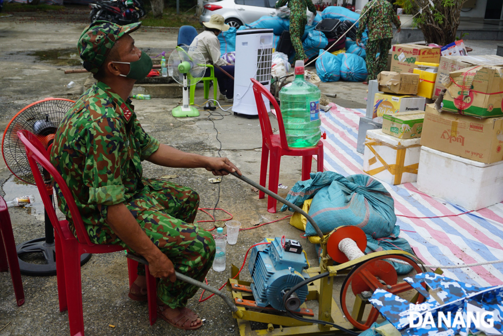  The pulley system is controlled by the soldiers on duty on the ground