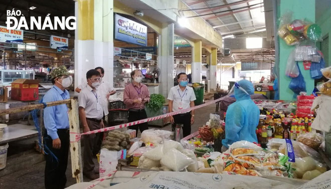 Ban Quản lý ATTP thành phố kiểm tra, giám sát chất lượng thực phẩm tại chợ Hòa An (quận Cẩm Lệ). Ảnh: PHAN CHUNG