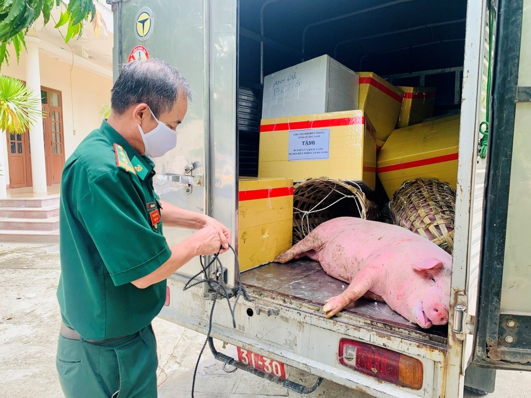 Bộ đội Biên phòng tỉnh Quảng Nam tặng 500kg thịt heo và gần 1 tấn rau củ cho Đà Nẵng