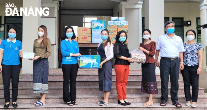 Hội Liên hiệp Phụ nữ thành phố tặng quà cho sinh viên Lào
