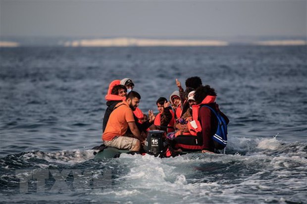 Pháp giải cứu hơn 100 người di cư tìm cách vượt biển Manche