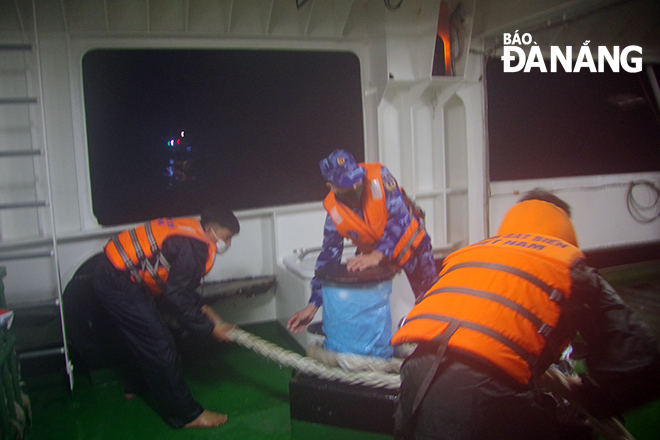 Tàu Cảnh sát biển 8002 cứu thành công tàu cá ĐNa 0494 bị nạn