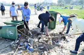 Thu gom hơn 300 tấn rác tấp vào bờ biển