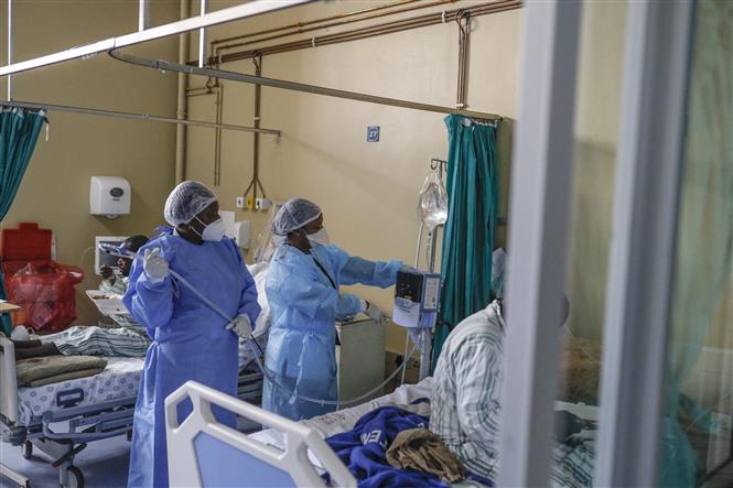 Nhân viên y tế điều trị cho bệnh nhân COVID-19 tại bệnh viện ở Tembisa, Nam Phi, ngày 2/3/2021. Ảnh: AFP/ TTXVN