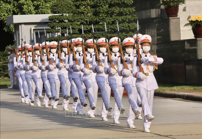Đội nghi lễ quân đội thực hiện các nghi thức chuẩn bị cho lễ viếng. Ảnh: Lâm Khánh/TTXVN