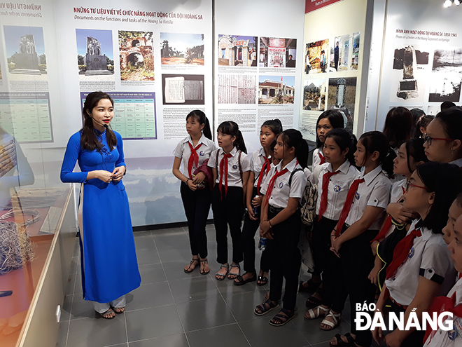  Nhà trưng bày Hoàng Sa còn là địa chỉ đỏ giáo dục tình yêu biển, đảo cho học sinh. ẢNH: SƠN TRUNG