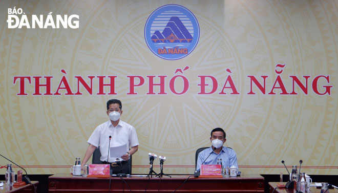 Da Nang Party Committee Secretary Nguyen Van Quang (left) and municipal Peoples Committee Chairman Le Trung Chinh co-chaired the Tuesday’s meeting to discuss further measures to mitigate the spread of COVID-19. Photo: PHAN CHUNG