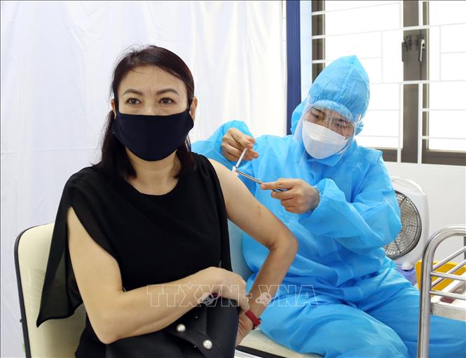 Tiêm vaccine cho nhân dân tại Bệnh viện Dệt may. Ảnh minh họa: Trần Việt/TTXVN