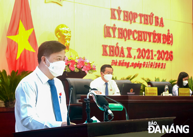 Da Nang Party Committee Deputy Secretary cum municipal People's Council Chairman Luong Nguyen Minh Triet addresses the third session of the Da Nang People's Council in its 10th tenure, September 1, 2021. Photo: TRONG HUY