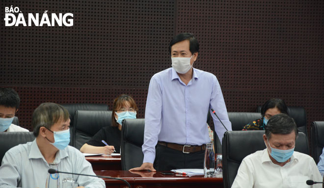 Bác sĩ Tôn Thất Thạnh, Giám đốc CDC Đà Nẵng phát biểu tại cuộc họp Ban Chỉ đạo Phòng, chống Covid-19 thành phố. Ảnh: PHAN CHUNG