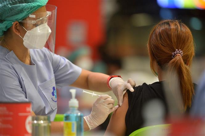 Nhân viên y tế tiêm vaccine ngừa Covid-19 cho người dân tại Bangkok, Thái Lan, ngày 23-8-2021. Ảnh: THX/ TTXVN