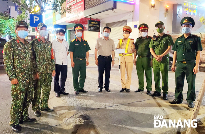  The Hai Chau District leaders visit a checkpoint in the location. Photo: L.V.L