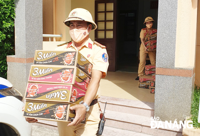  Lieutenant Colonel Pham Hong Hai, the Head of Hoa Nhon Gateway Traffic Police transports instant noodles to those in need. Photo: Photo courtesy of the Da Nang Traffic Police