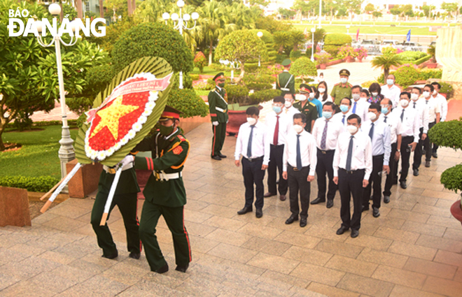 Lãnh đạo thành phố đặt vòng hoa, dâng hương, tưởng niệm các anh hùng, liệt sĩ tại Đài Tưởng niệm thành phố. Ảnh: TRỌNG HUY