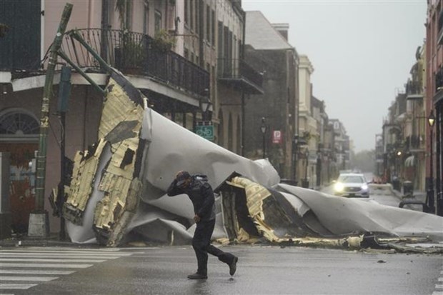 Mái nhà bị thổi bay do bão Ida tại thành phố New Orleans, bang Louisiana (Mỹ), ngày 29-8-2021. (Ảnh: Politico/TTXVN)