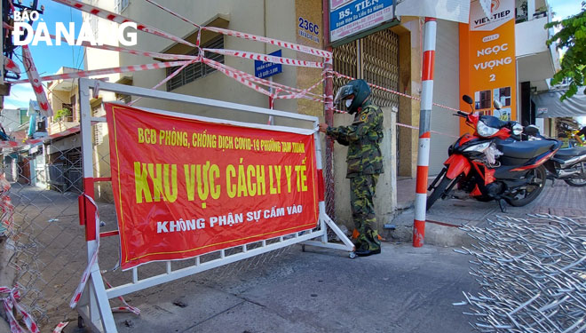 The Da Nang authorities will continue to strictly control red zones which are at a severe risk of transmission in a bid to ensure no at-risk cases are missed in the community. Photo: PHAN CHUNG