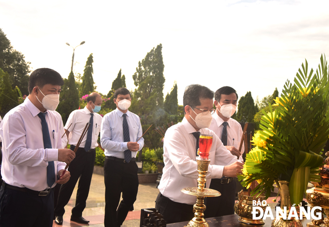 The city leaders offering incense at the city’s Martyrs Cemetery. Photo: TRONG HUY