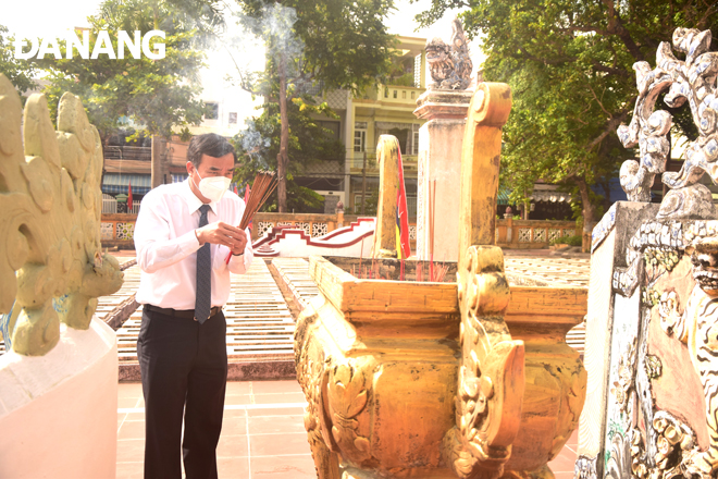 Municipal Peoples Committee Chairman Le Trung Chinh burning incense in the Hoa Vang Martyrs Cemetery. Photo: TRONG HUY