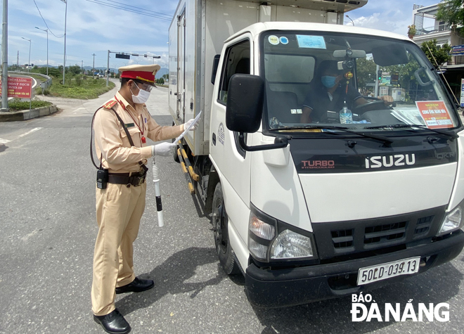 At checkpoints at the city's gateways, the traffic police force seriously performs their duties. Traffic police officers are seen stationing at Hoa Nhon Gate checkpoint. Photo: Pham Hong Hai