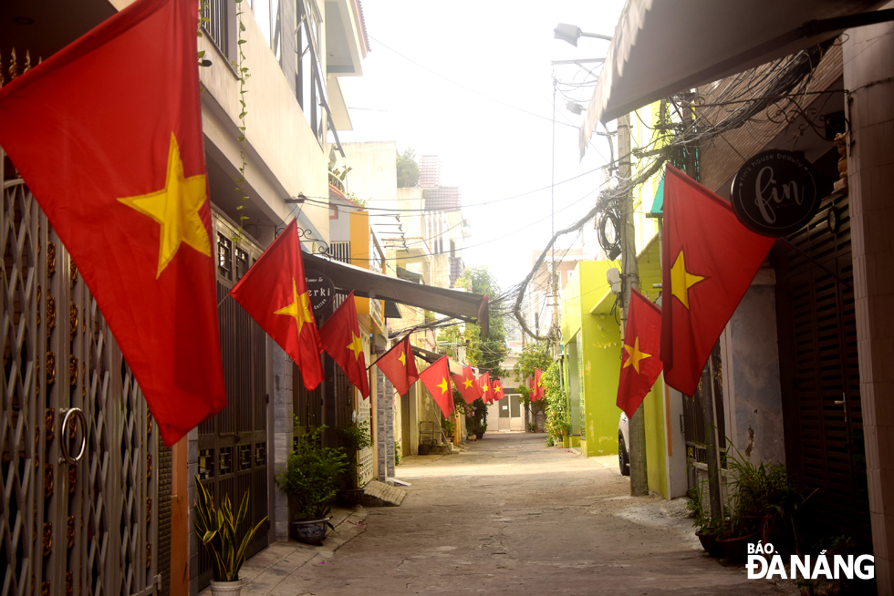 National flags brighten up the alley 134 on Nguyen Chi Thanh Street. Photo: TRONG HUY