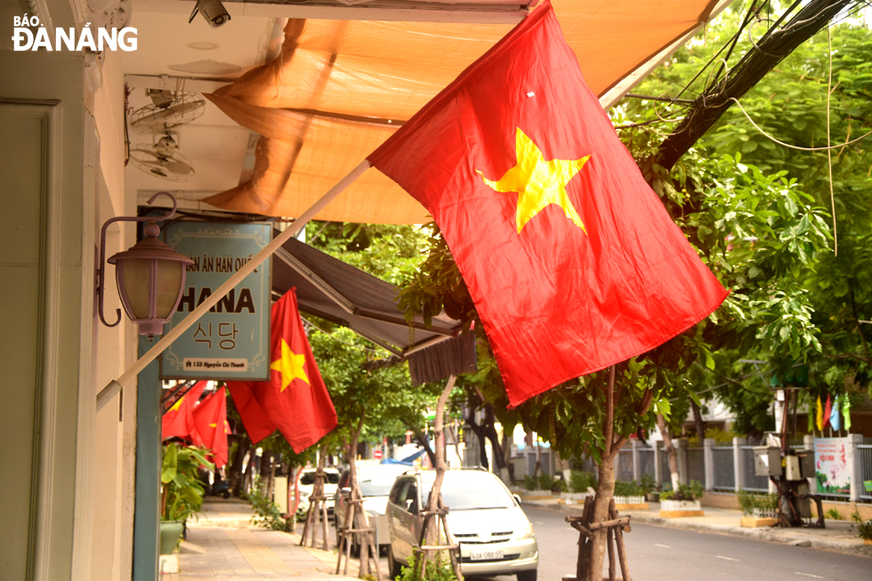 Da Nang citizens are hanging the national flag in front of their houses. Photo: TRONG HUY