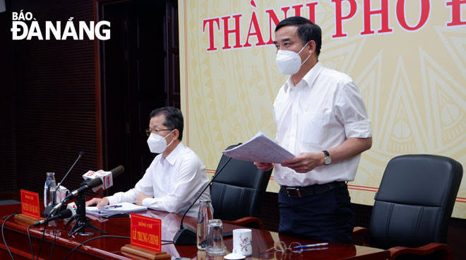 Chủ tịch UBND thành phố Lê Trung Chinh (phải) khẳng định việc lây nhiễm trong khu phong tỏa, khu chung cư vẫn còn diễn ra, các ngành, địa phương cần triển khai quyết liệt các biện pháp cần thiết. Ảnh: PHAN CHUNG