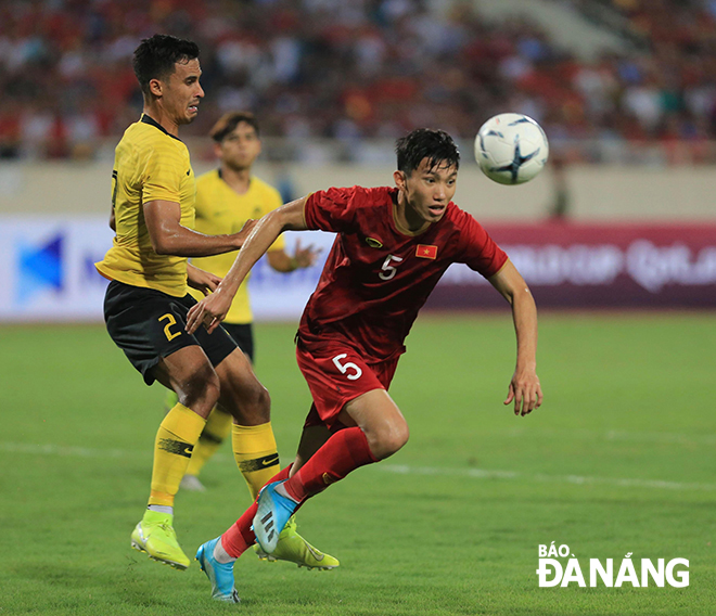 Do chấn thương, Đoàn Văn Hậu (áo đỏ) là 1 trong 7 cầu thủ bị loại khỏi đội tuyển Việt Nam trong chuyến làm khách trên sân Saudi Arabia. Ảnh: ĐỨC CƯỜNG