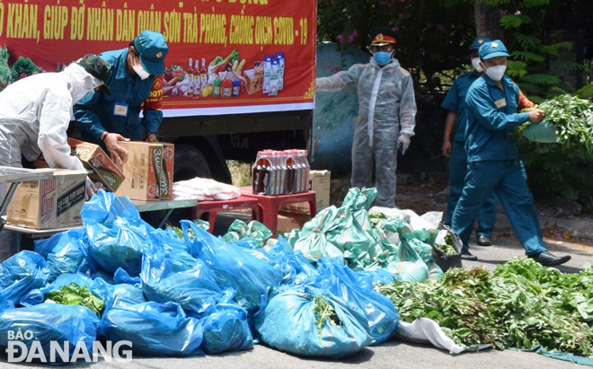 Vegetables and other types of food are delivered to residents living blockaded areas in Nai Hien Dong Ward, Son Tra District