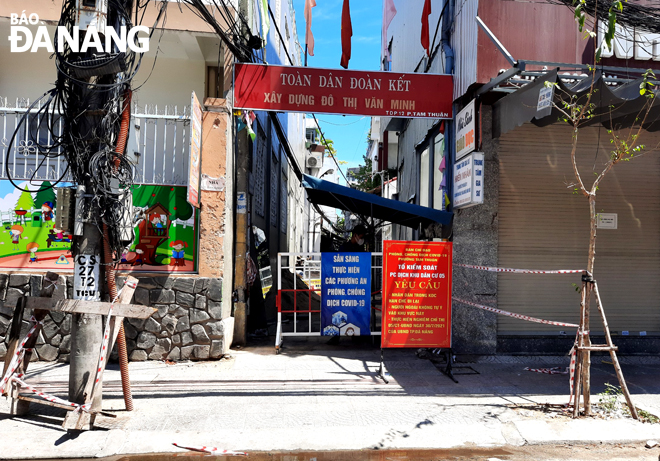 A COVID-19 control checkpoint set up at the entrance of an alley on Tran Cao Van Street, Tam Thuan Ward, Thanh Khe District. Photo: TRONG HUY