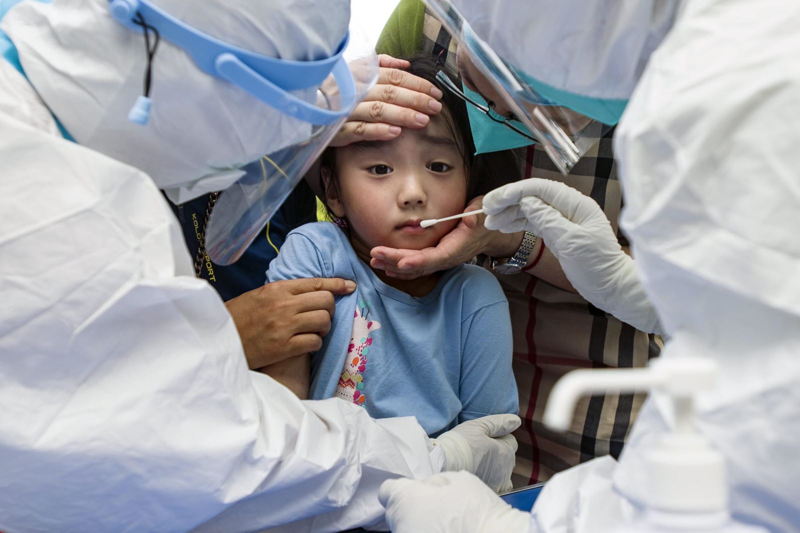 Lấy mẫu xét nghiệm COVID-19 cho một em bé ở Vũ Hán, tỉnh Hồ Bắc, Trung Quốc ngày 3/8/2021 trong đợt bùng dịch do biến thể Delta. Ảnh: AP 