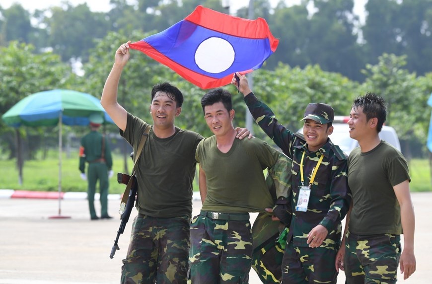   Đội tuyển quân đội nước bạn Lào mừng chiến thắng sau khi kết thúc các bài thi. (Ảnh: TTXVN phát)
