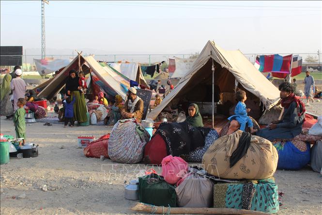 Người tị nạn Afghanistan dựng lều tạm tại khu vực biên giới Afghanistan- Pakistan, ngày 31/8/2021. Ảnh: AFP/TTXVN