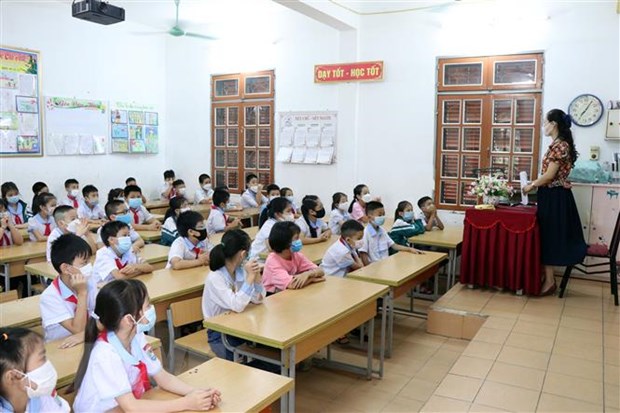 Học sinh tại trường Tiểu học Chiềng Lề, thành phố Sơn La nghe giáo viên phổ biến các nội dung chuẩn bị cho năm học mới. (Ảnh: Hữu Quyết/TTXVN)