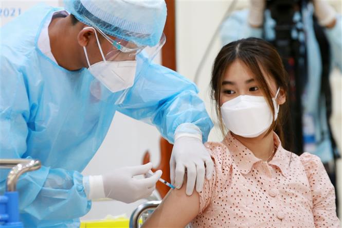 Nhân viên y tế tiêm vaccine phòng COVID-19 cho người dân tại Phnom Penh, Campuchia ngày 1/8/2021. Ảnh: THX/TTXVN