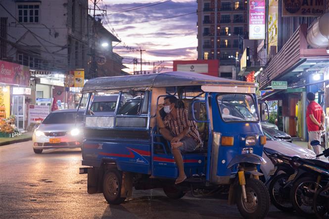 Tài xế xe Tuk-Tuk đeo khẩu trang phòng dịch COVID-19 tại Viêng Chăn, Lào, ngày 21/7/2021. Ảnh: THX/ TTXVN