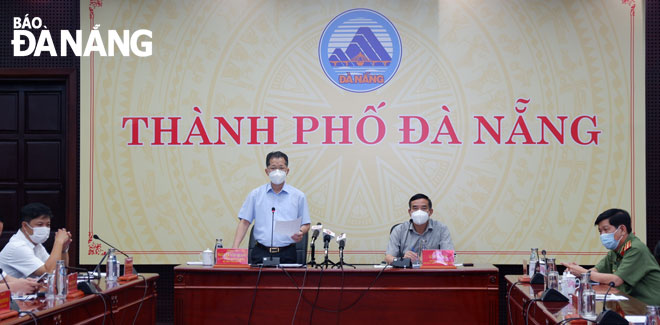 Da Nang Party Committee Secretary Nguyen Van Quang (left) and municipal Peoples Committee Chairman Le Trung Chinh co-chaired the Friday’s meeting to make announcement about easing some of the city’s COVID-19 restrictions. Photo: PHAN CHUNG