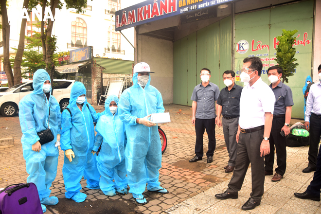Hỏi thăm, động viên một gia đình tại tổ 14 phường Tam Thuận chuẩn bị di dời về khu giãn dân. Ảnh: TRỌNG HUY
